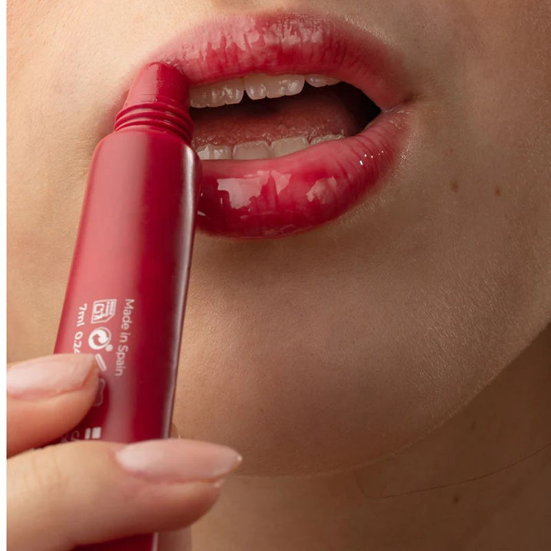 Bálsamo labial SP50+ con color y gloss antiarrugas, que hidrata y da un efecto voluminoso.