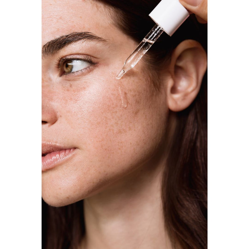 Con Vitamina C, ácido ferúlico, péptidos y ceramidas que dejan tu piel radiante y luminosa.
