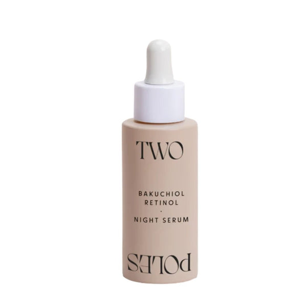 Sérum de noche con triple acción: ayuda a estimular la síntesis de colágeno y a mejorar líneas de expresión gracias al Retinol y Bakuchiol, es despigmentante e hidratante.