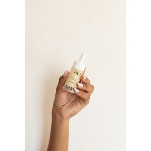 Sérum de noche con triple acción: ayuda a estimular la síntesis de colágeno y a mejorar líneas de expresión gracias al Retinol y Bakuchiol, es despigmentante e hidratante.